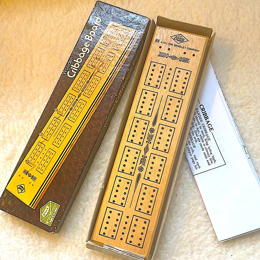 Wooden Vintage Cribbage Board in EUC.